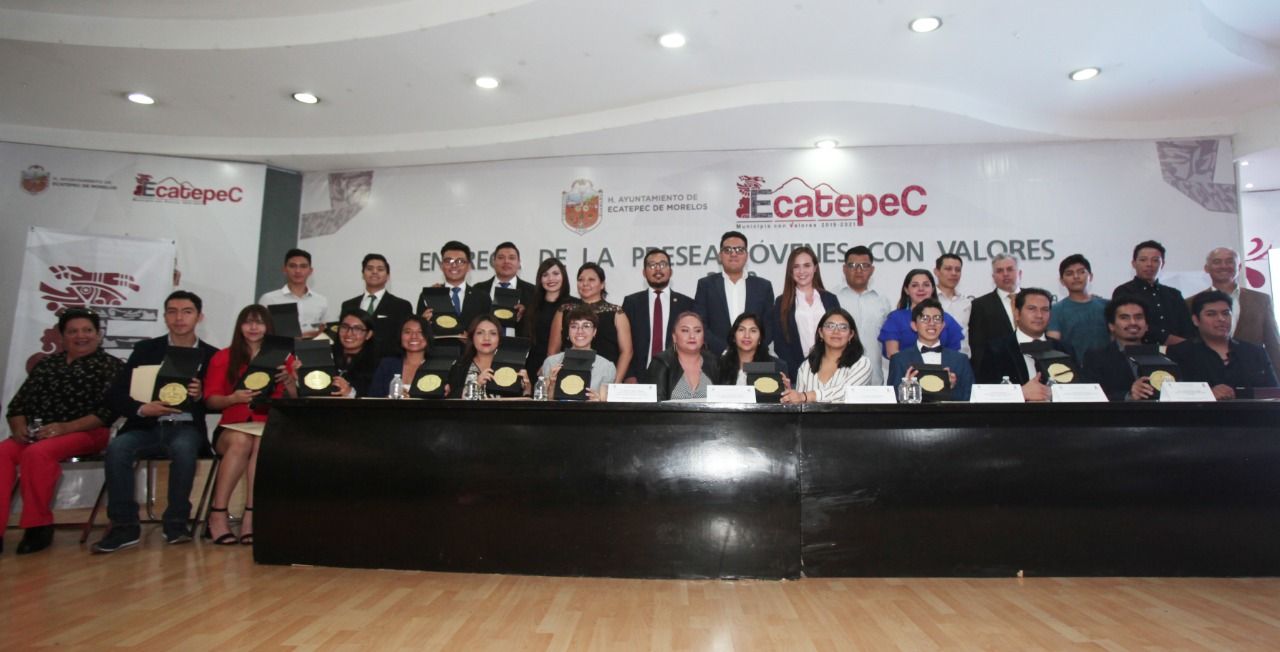 ENTREGAN PRESEAS A 16 JÓVENES DE ECATEPEC DESTACADOS A NIVEL INTERNACIONAL.