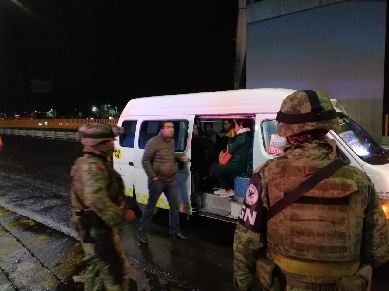 Guardia Nacional realiza operativos en transporte público en autopista México Puebla