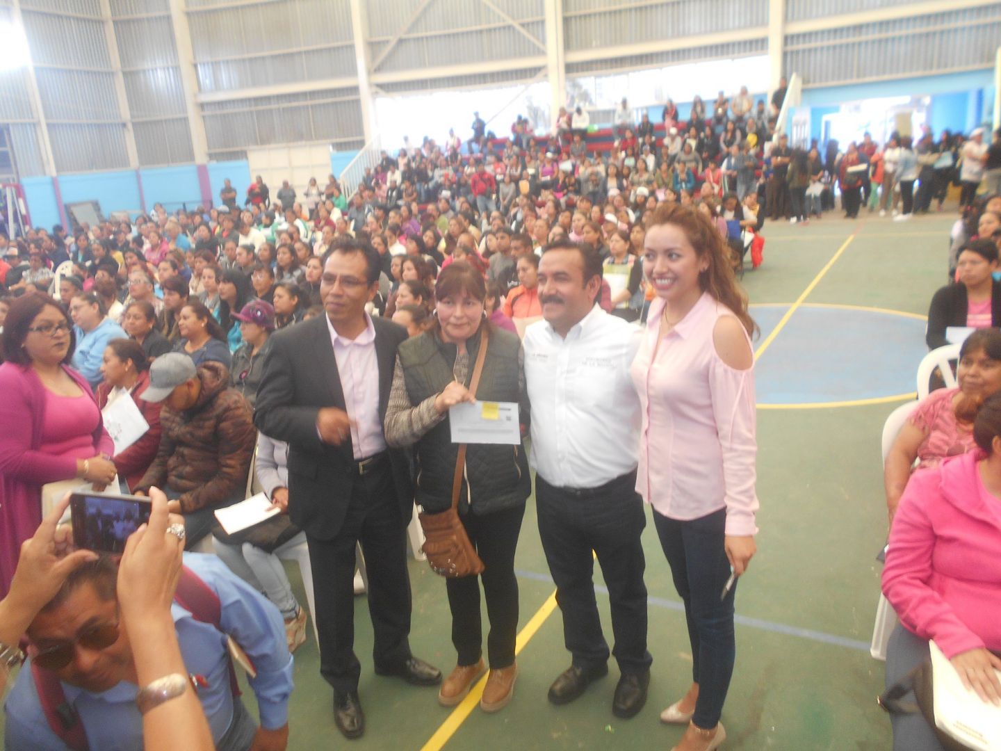 Armando García, continúa entregando las Becas estudiantiles