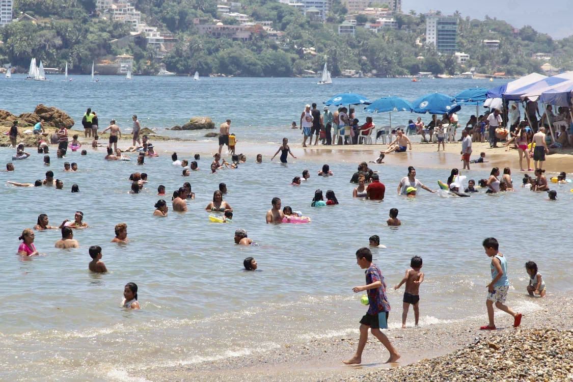 Otorgadas 800 atenciones médicas por vacaciones en playas de Acapulco 