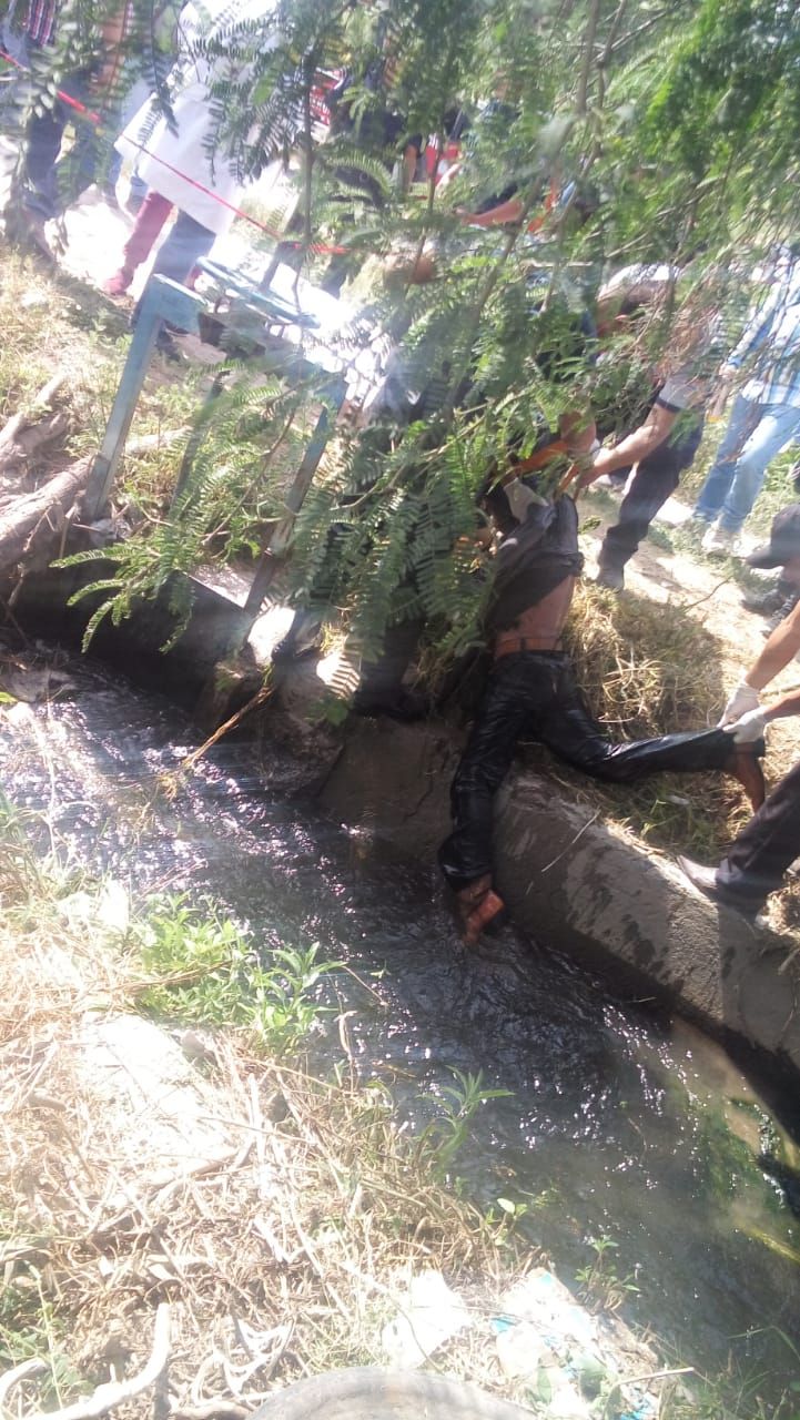 Aparece cadáver en canal de aguas negras en Ixmiquilpan, Hidalgo.