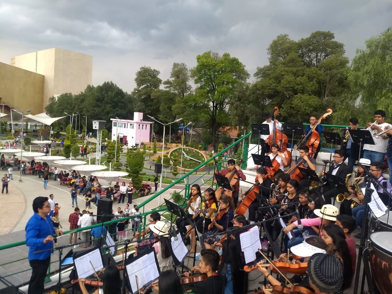 Chimalhuacanos presentan muestra artística en Plaza de la Identidad