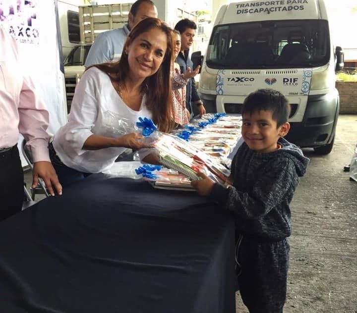 Entrega DIF Taxco paquetes de útiles escolares y apoyo alimentario. 