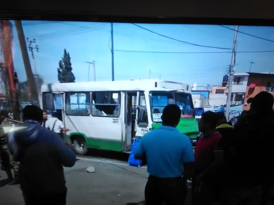 Un muerto y dos lesionados deja un ataque a bordo de microbús en Iztapalapa