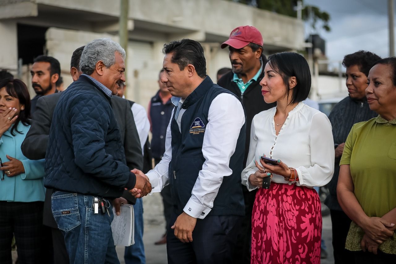 Inaugura alcalde Raúl Camacho Baños pavimentación Paseos de Chavarría – La Calera en Mineral de la Reforma