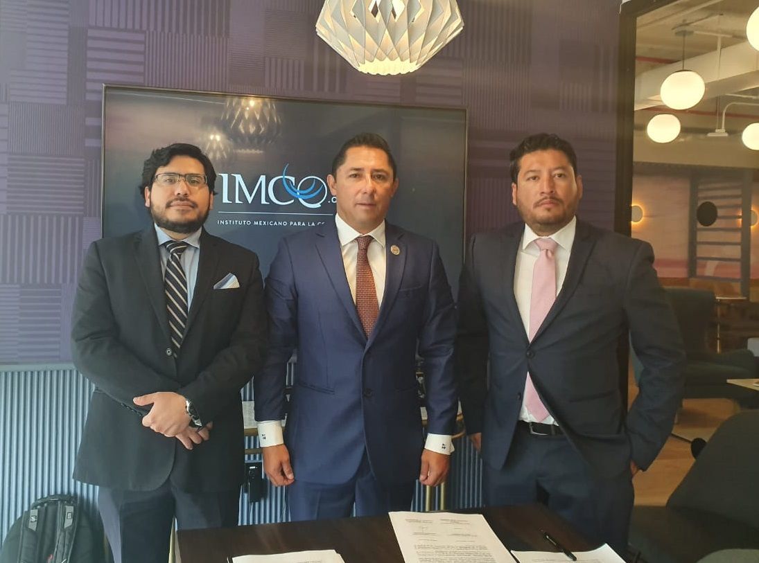 Firma alcalde Raúl Camacho Baños, convenio de colaboración con IMCO
