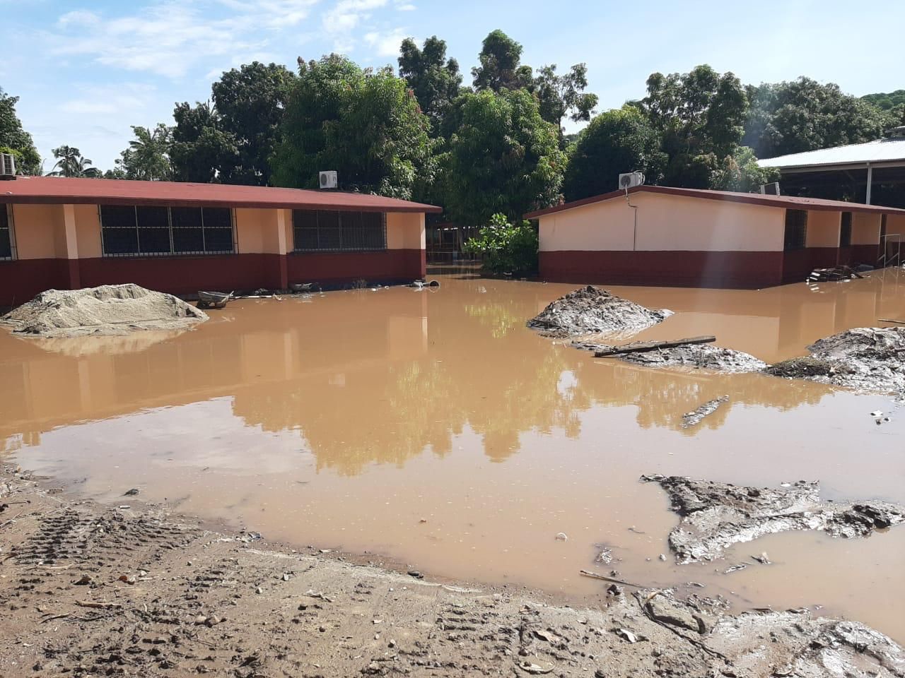 Se inunda escuela primaria ’Benito  Juárez’, en Tecpan y suspenden clases