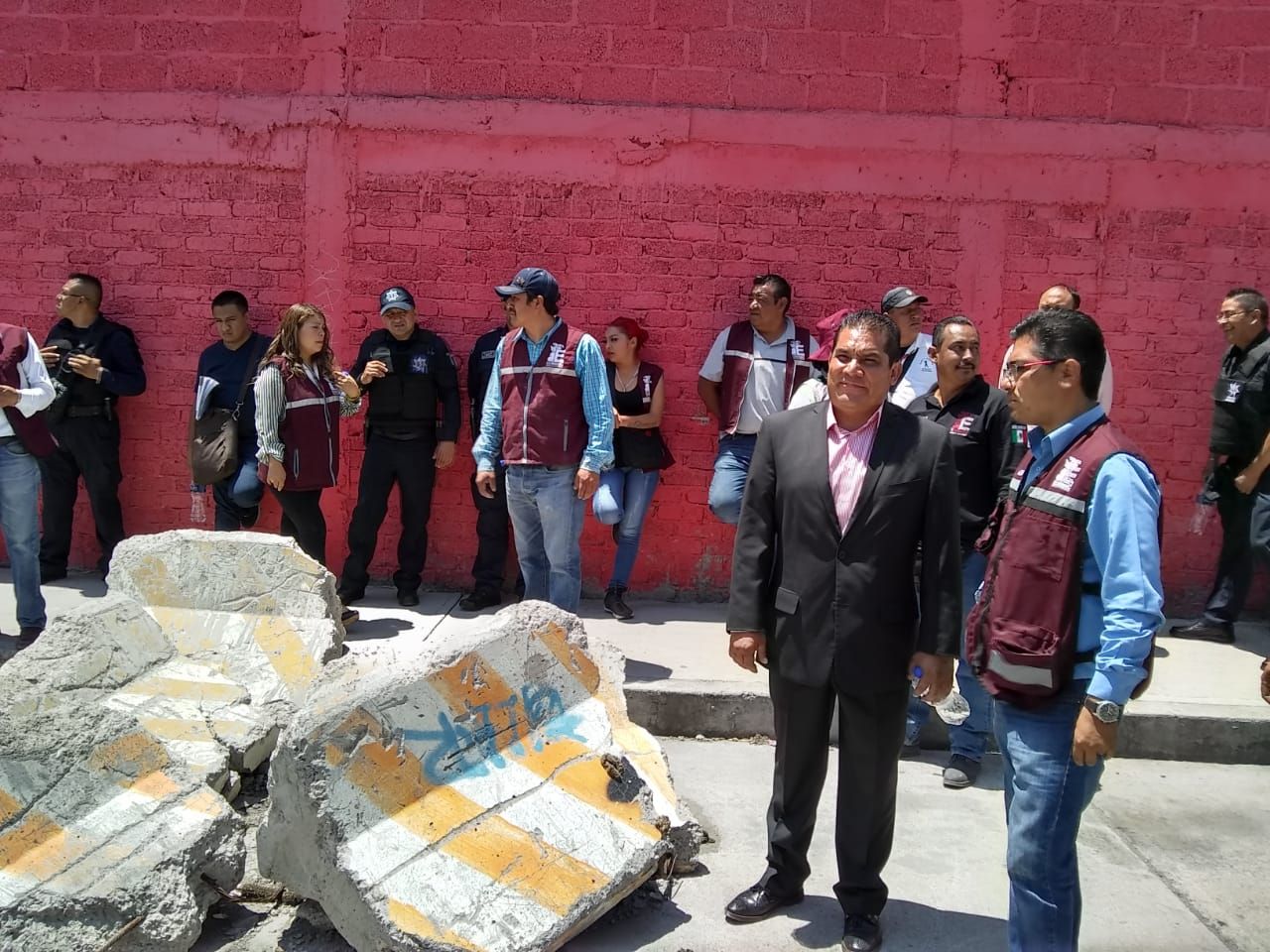 Gobierno de Ecatepec retira rejas y rocas para liberar calles 