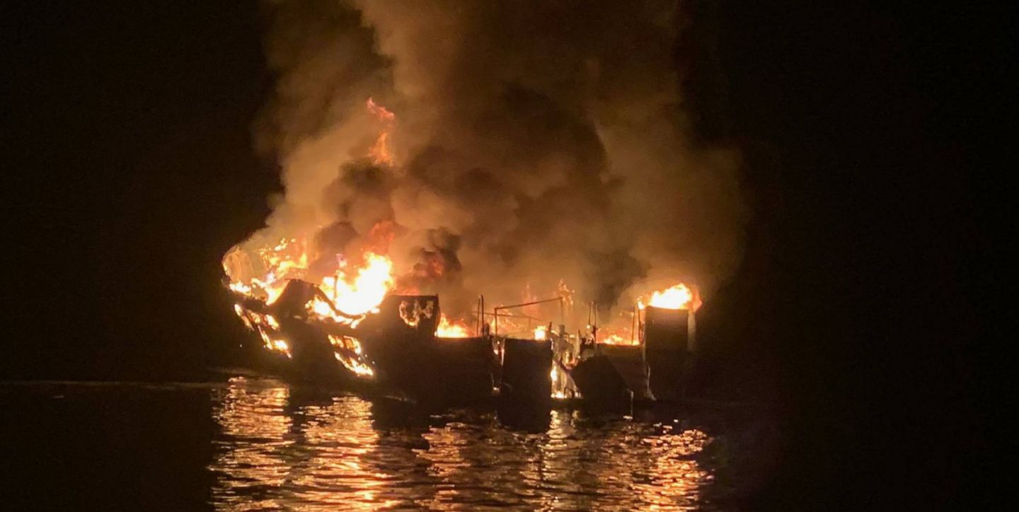 Tras recuperar 20 cadáveres, suspenden búsqueda de sobrevivientes del barco incendiado en California; quedaron 14  desaparecidos.