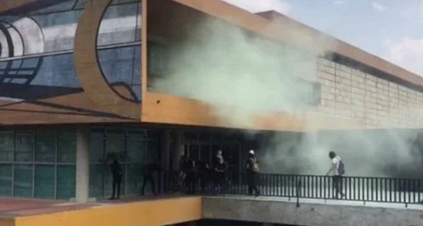 Encapuchados vandalizan y prenden fuego a la rectoría de la UNAM