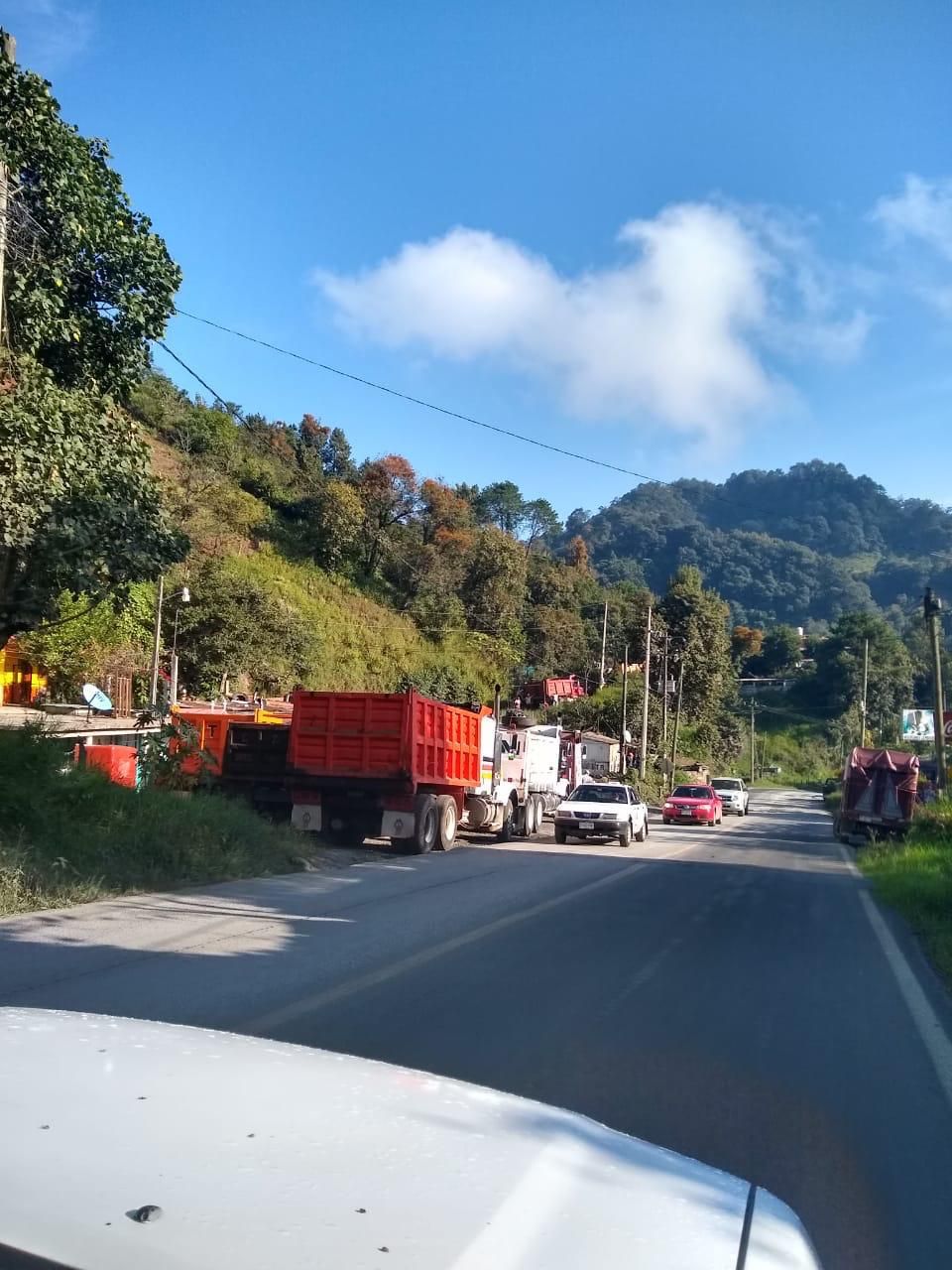En Hidalgo, vecinos y transportistas de material pétreo bloquean accesos de minera Autlán.
