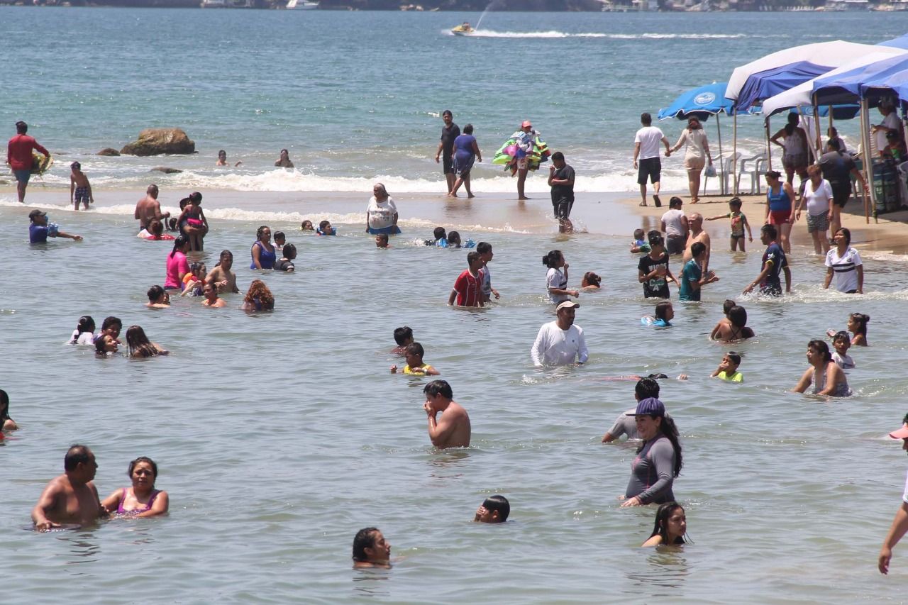 Llenas de bañistas las playas de Acapulco; registra 73.3% en hospederías 