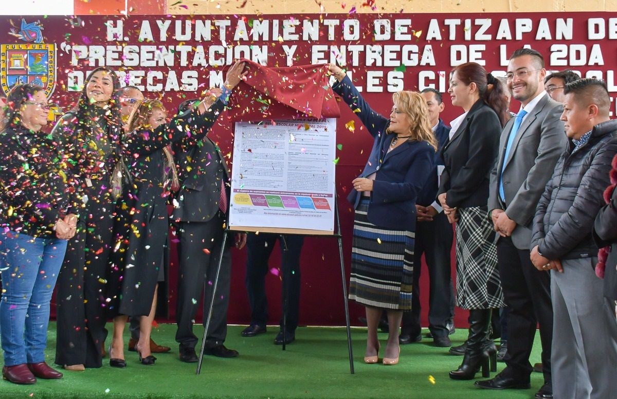 Encabeza Ruth Olvera develacion  de la Segunda Convocatoria  de Becas 2019