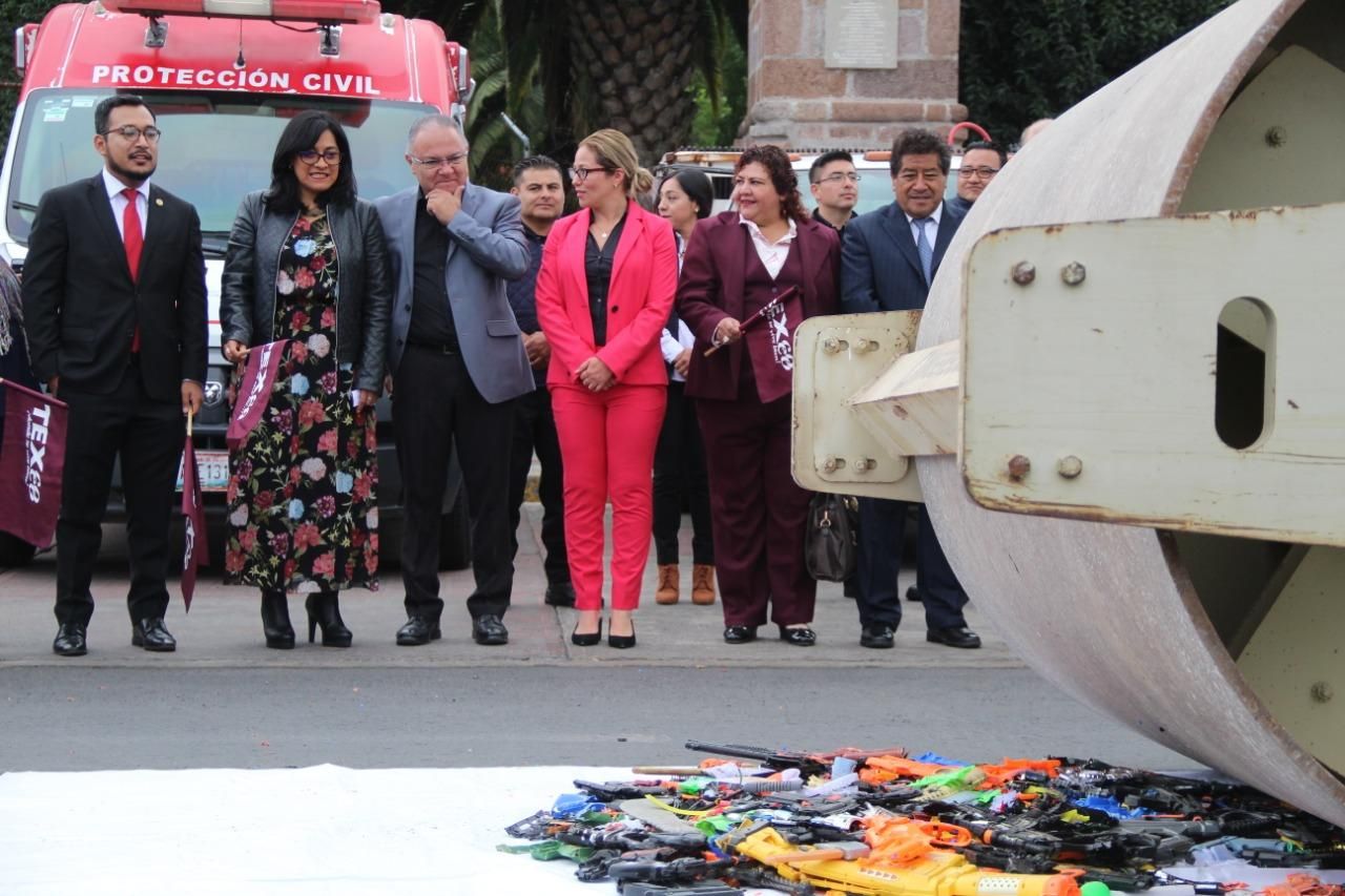 Dentro de ceremonia destruyen juguetes bélicos en Texcoco