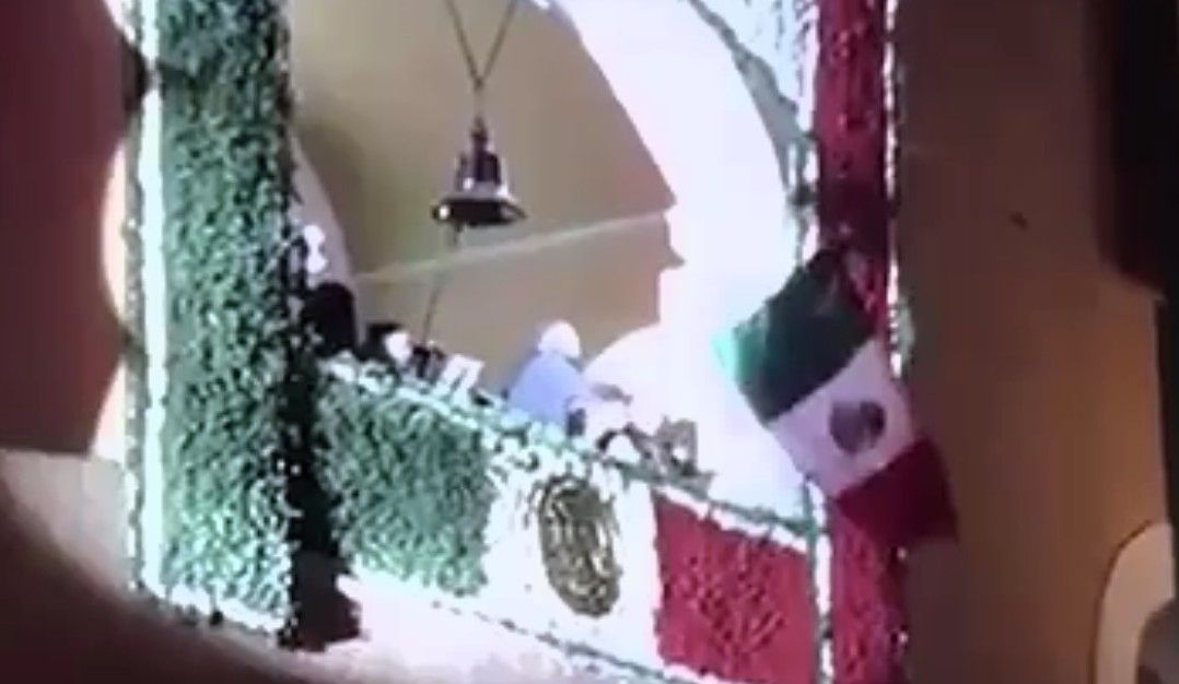 Alcalde de Mineral del Monte viola Constitución y "tira" bandera durante ceremonia del "Grito"