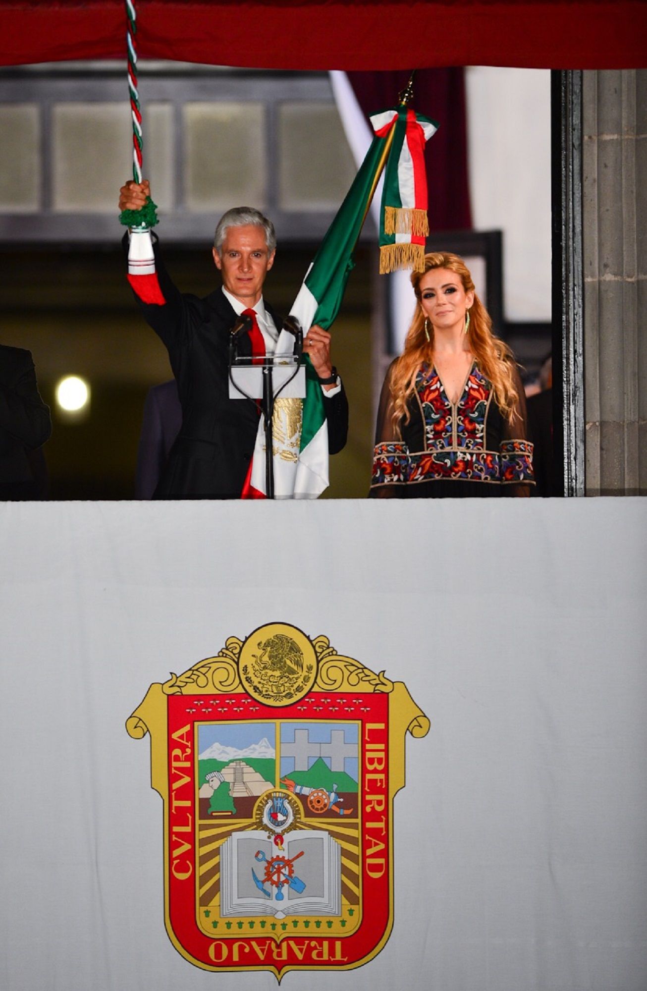  Miles de personas del Estado de México festejan el 209 aniversario de grito de Dolores 