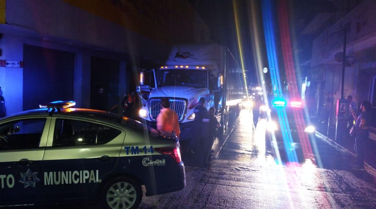 Chofer de trailer causa destrozos y daños materiales en centro de Córdoba