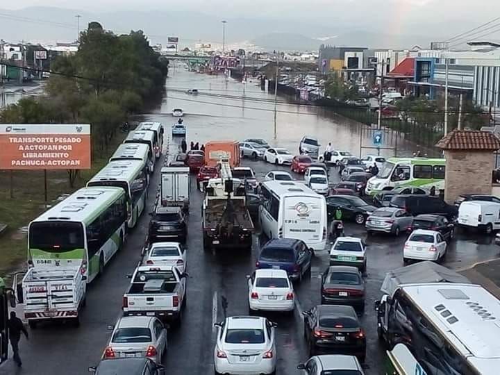 Inundación en Plaza Explanada adelanta caos para Feria de Pachuca