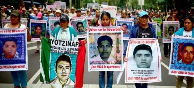 Marchan por desaparecidos de Ayotzinapa

