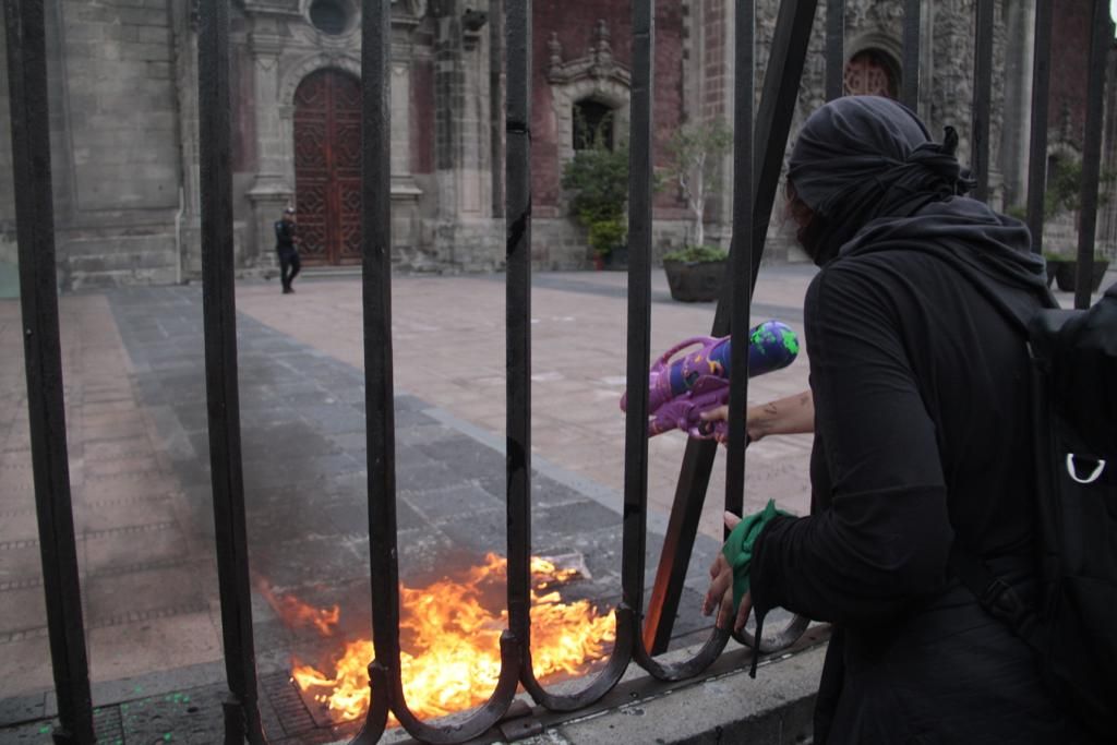 Abortistas intentan incendiar Catedral de México