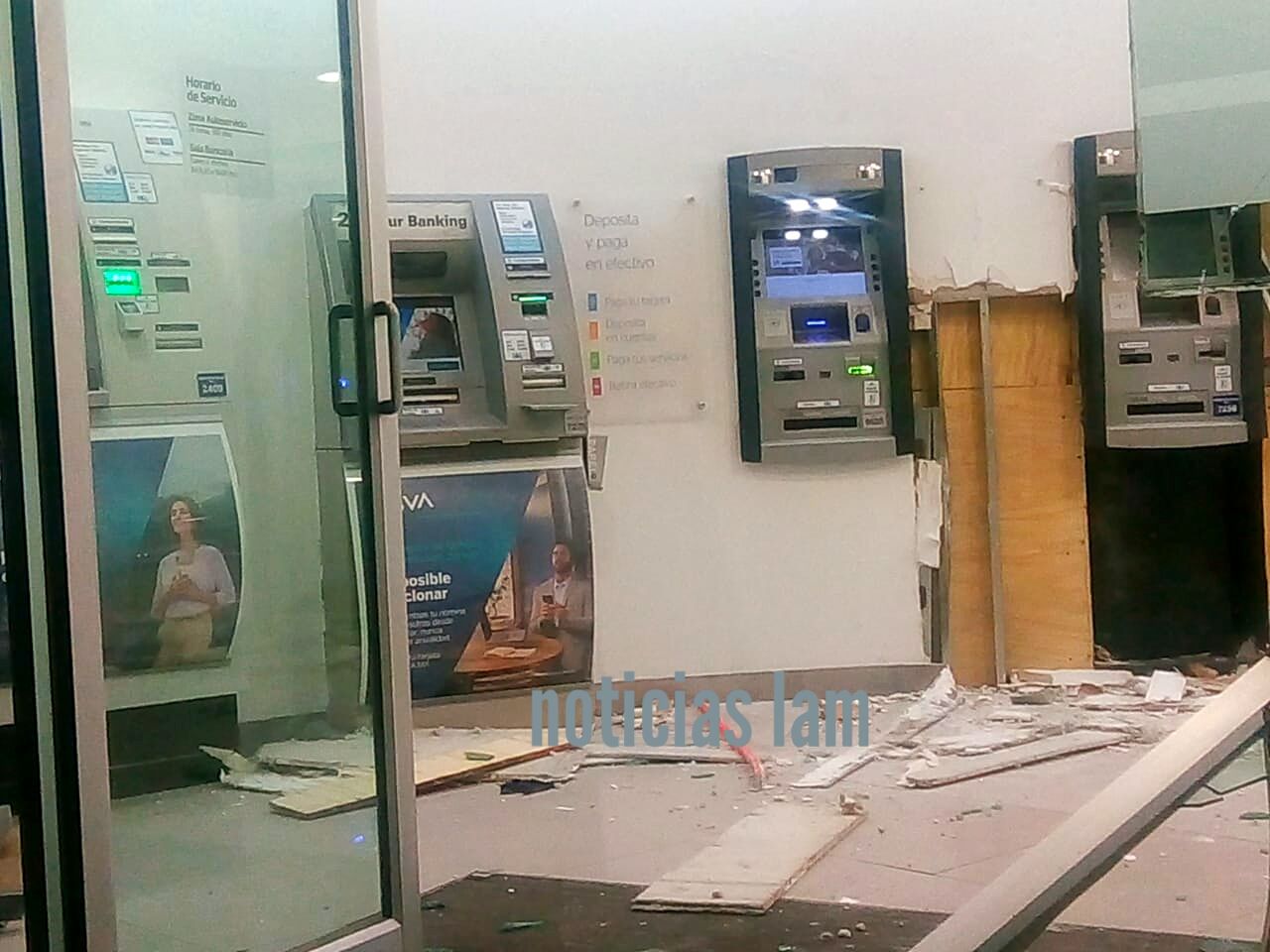 Hombres encapuchados intentan llevarse un cajero automático de un banco en Chiconcuac.
