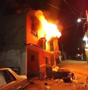 Intentan linchar a familia y les incendian su casa en Tulancingo 