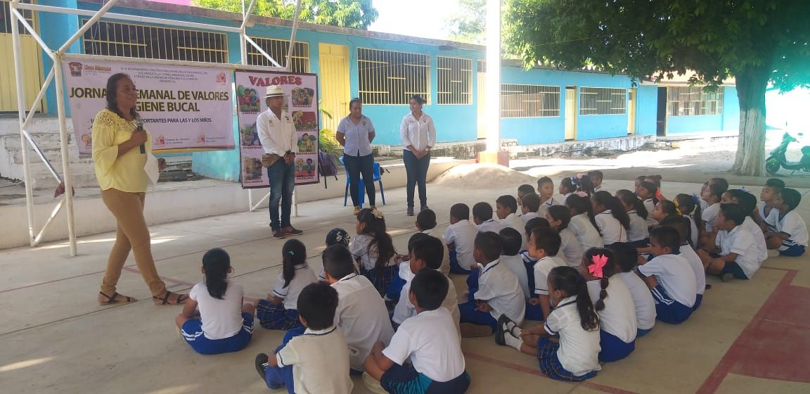 Apoya Tomás Hernández a escuelas de San Marcos; entregan material a jardín de niños 