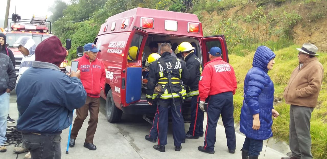 Rescatan bomberos a 3 mujeres cuyo vehículo cayó en barranco de 50 metros 