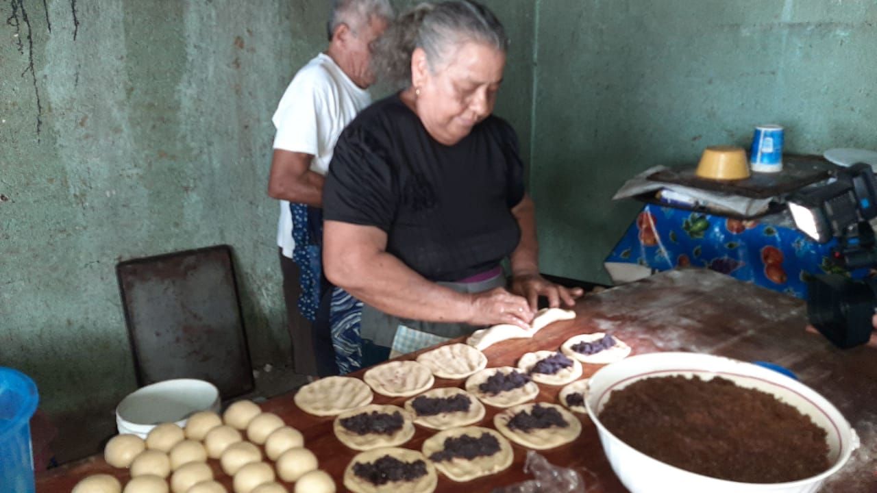 Todo un arte demuestra doña Francisca Ruiz cocinar sus empanadas de coco y las tecoyotas en su panadería de Tenexpa 