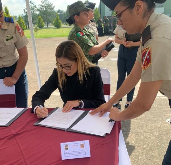 Nancy Gómez firma contrato de comodato para la construcción del destacamentos de la Guardia Nacional.