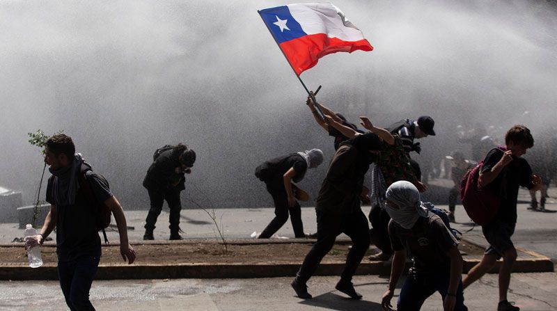 Pierde gobierno de Chile la razón: declara toque de queda 