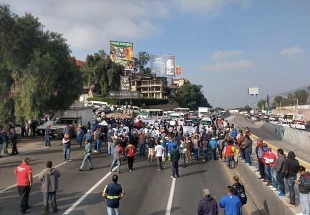 ’Chatarreros’ toman casetas y colapsan vialidades Del Valle de México 