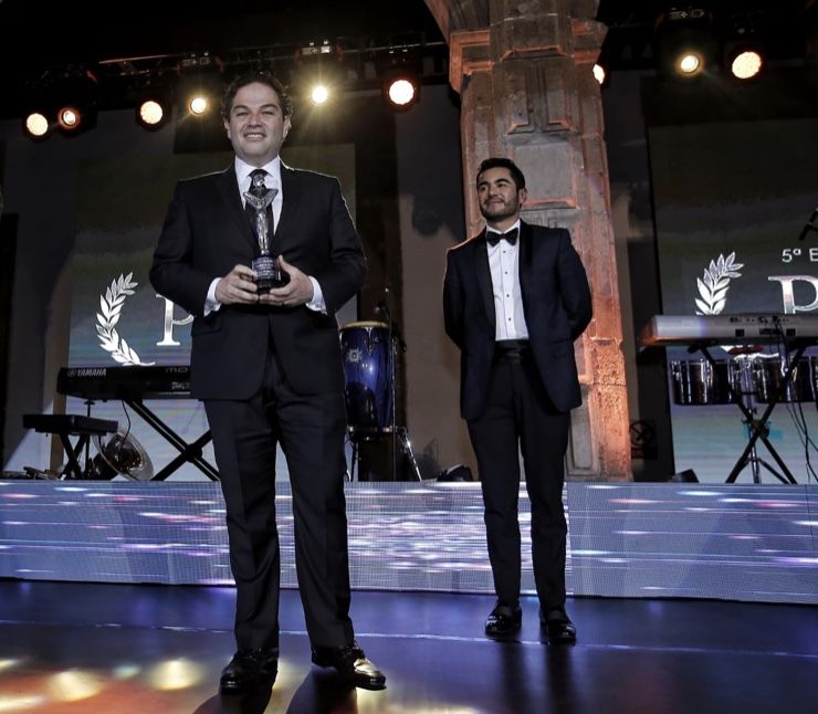 Distinguen a Enrique Vargas del Villar con el premio al mejor alcalde del país 