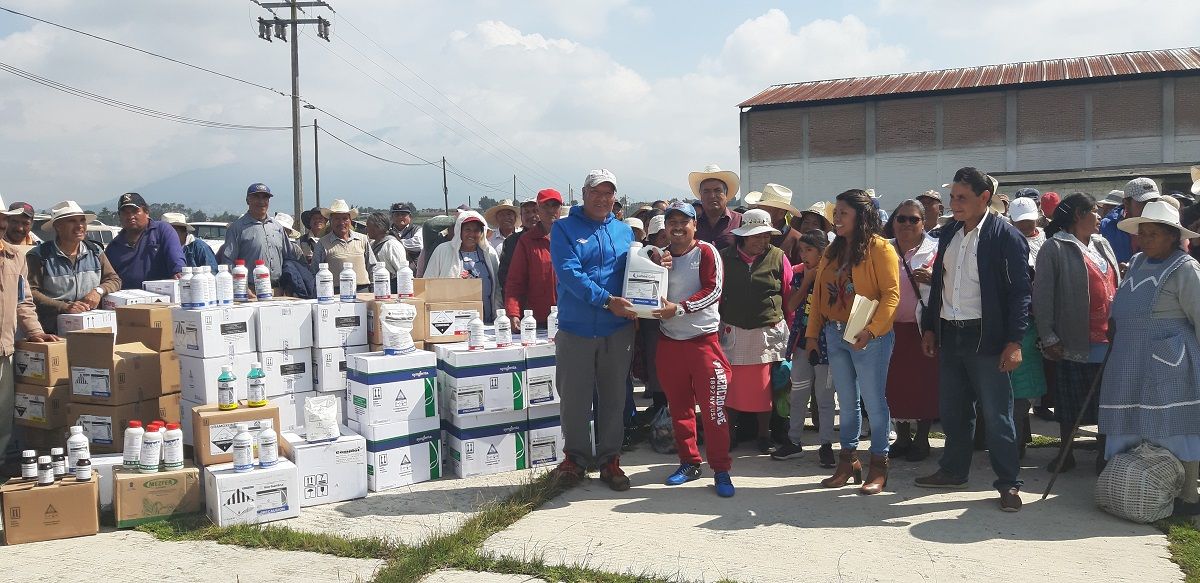 Carlos García Ponce realiza entrega de herbicidas a campesinos de Ixtlahuaca