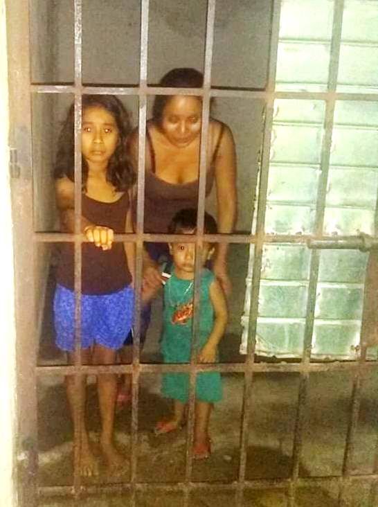 Mujer y sus dos pequeñas hijas encarceladas en Mazatlán, Mixe