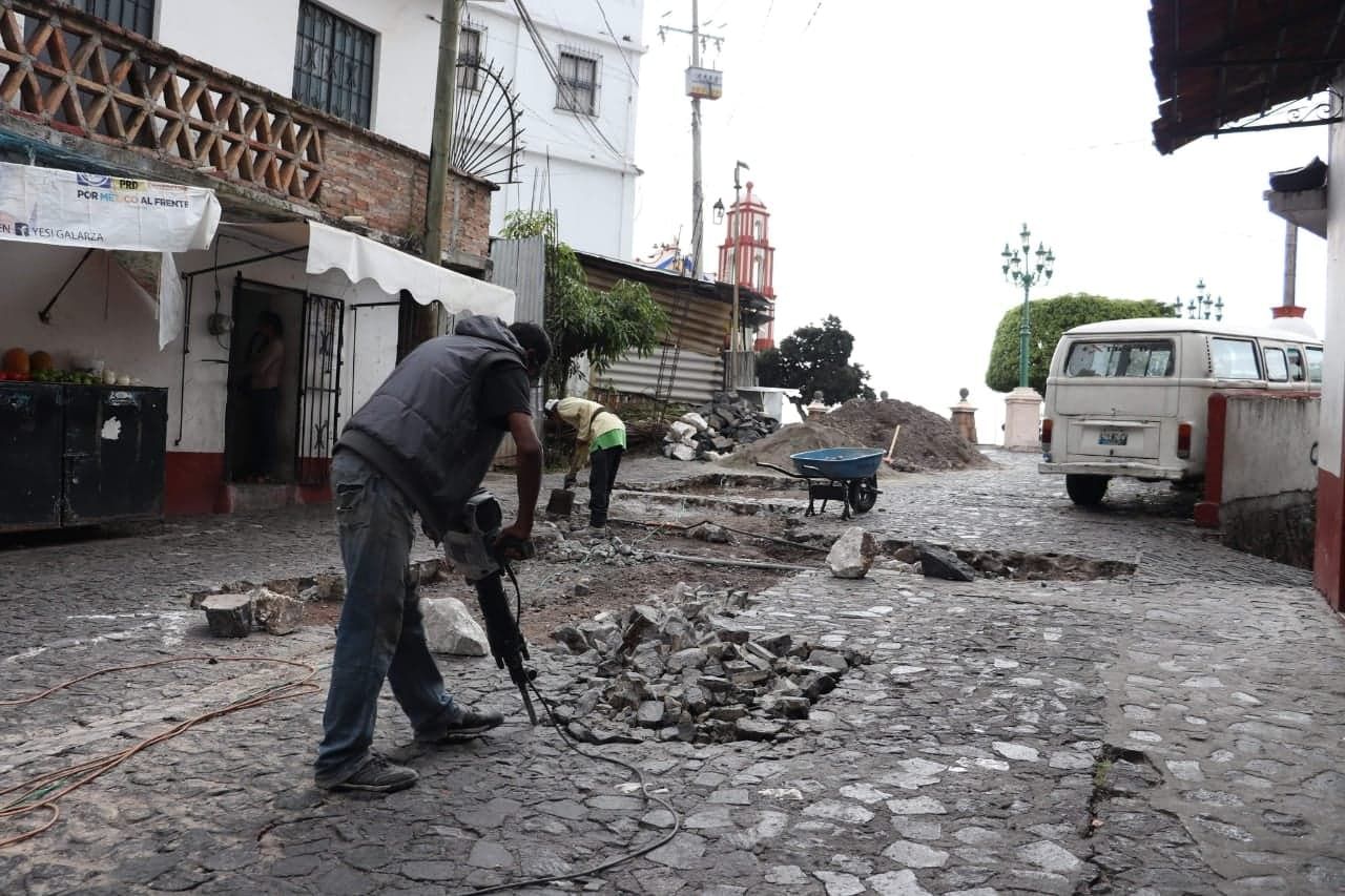 Impulsa presidente Marcos Parra campaña de bacheo en Taxco.