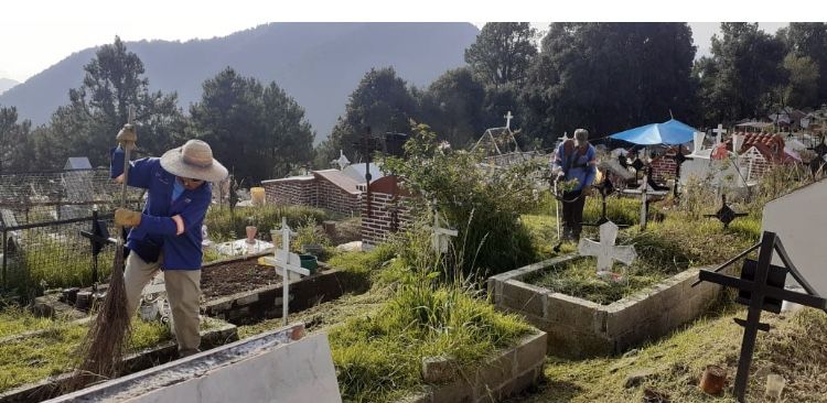 Realizan limpieza en todos los panteones de Huixquilucan por Día de Muertos