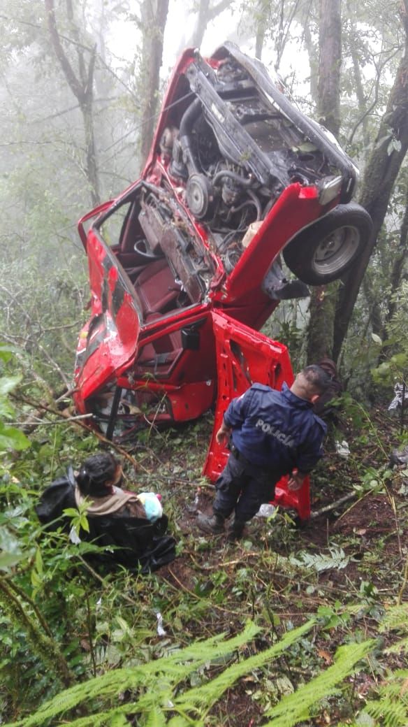 Tres muertos y tres heridos por caída de camioneta a acantilado en Tenango de Doria
