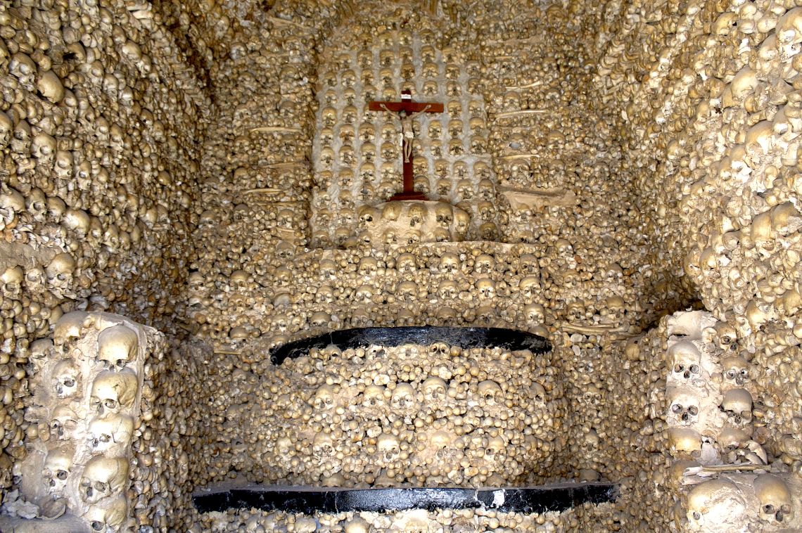 Tú también morirás: increíble capilla portuguesa decorada con 5.000 huesos humanos