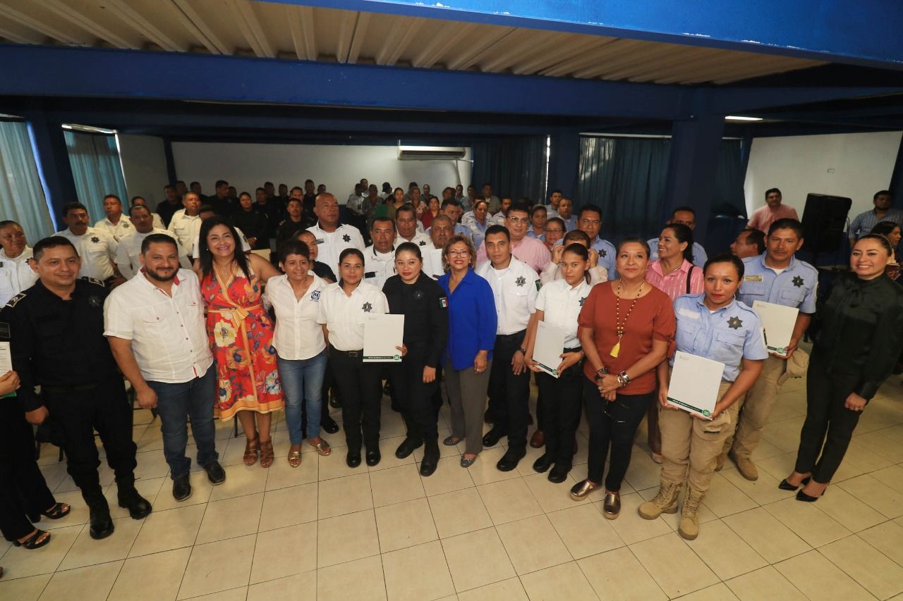 Entrega Adela Román pólizas de seguros de vida a policías de Acapulco 