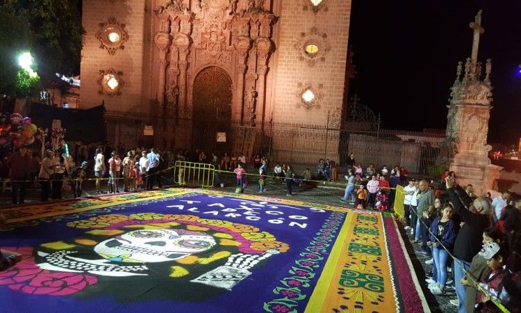 Con un nuevo diseño se levantó el tapete Monumental de la Catrina en Taxco
