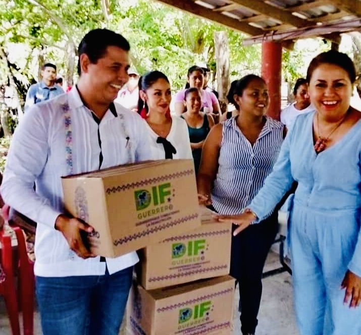 Gestiona Ismael Aparicio paquetes alimenticios en comunidad de San Marcos 