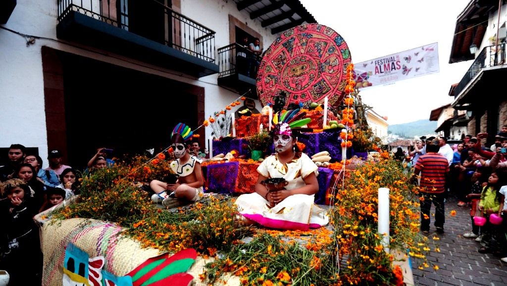 Las calacas deambulan por calles y foros de Valle de Bravo en el Festival de Las Almas 2019