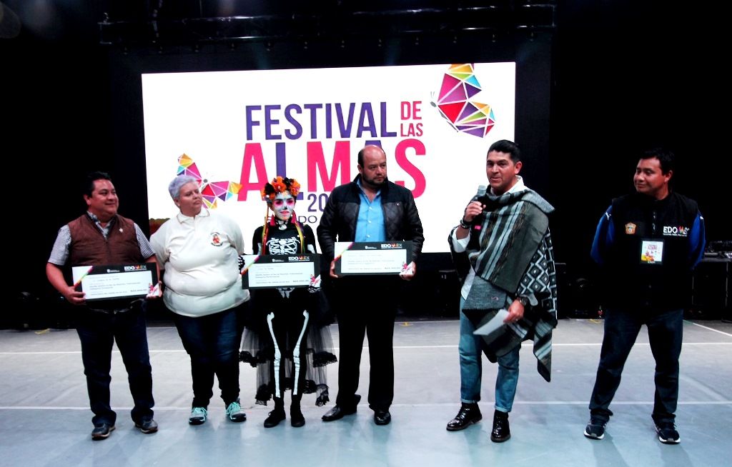 La Secretaria de Cultura premia a los ganadores del desfile catrineando en Valle deBravo