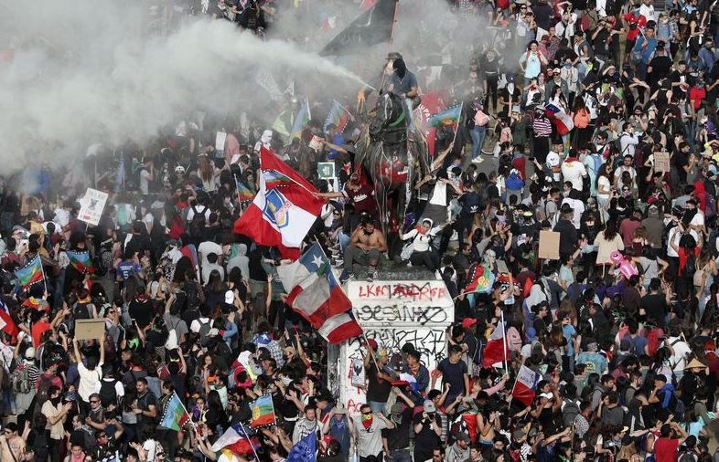 Chilenos no cesan en sus pretensiones de que haya cambios en la conducción del país