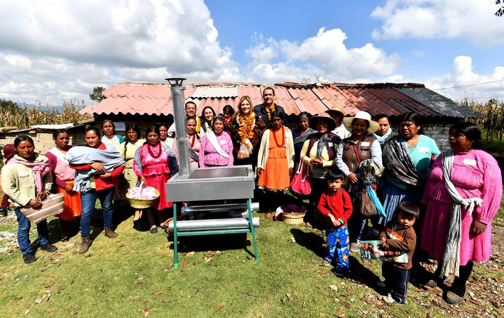 Fernanda Castillo de Del Mazo entrega donativo de estufas ecológicas a familias mazahuas