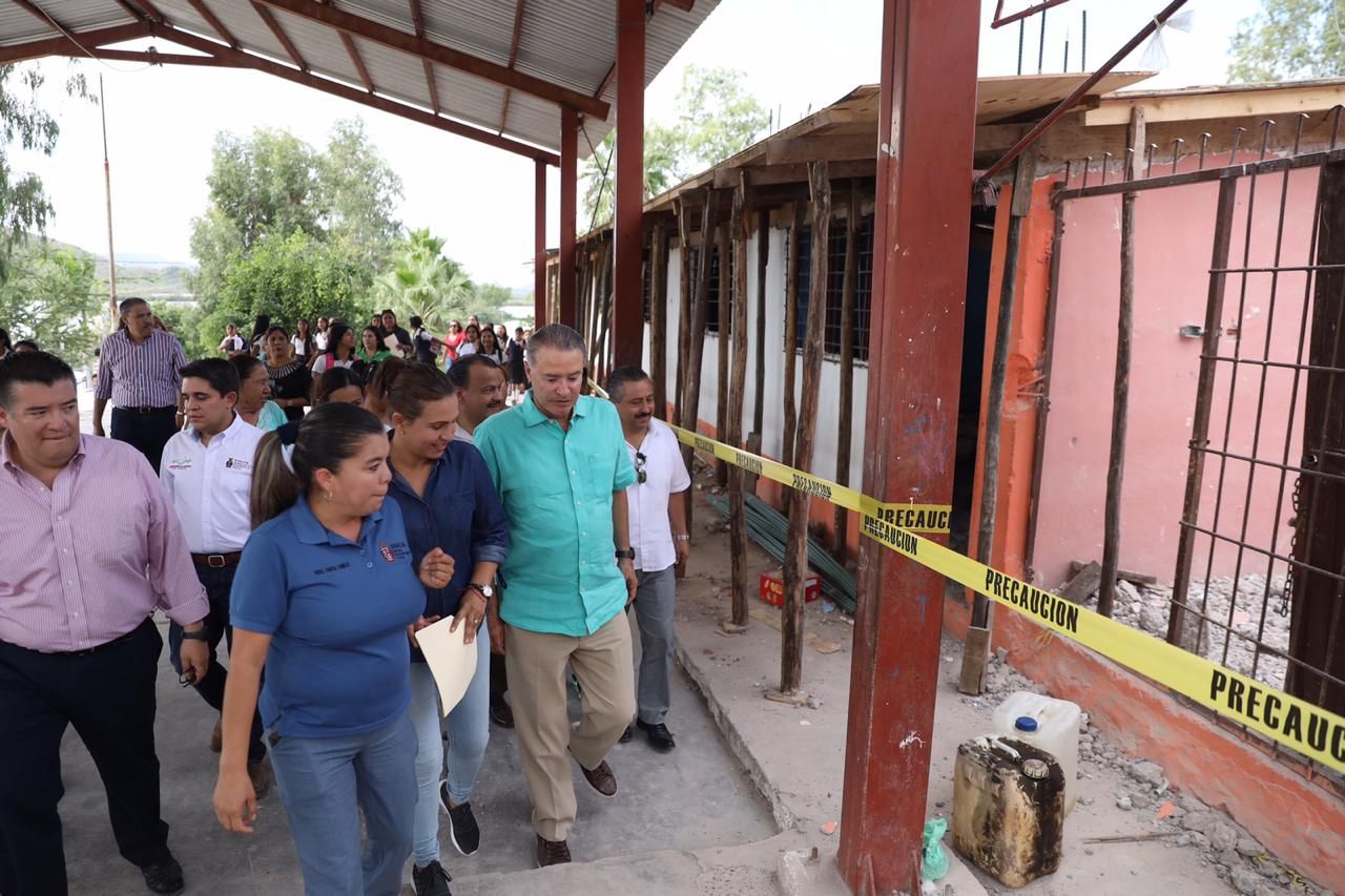 Supervisa Quirino trabajos en Secundaria ’Renacimiento’ en el Cerro Cabezón