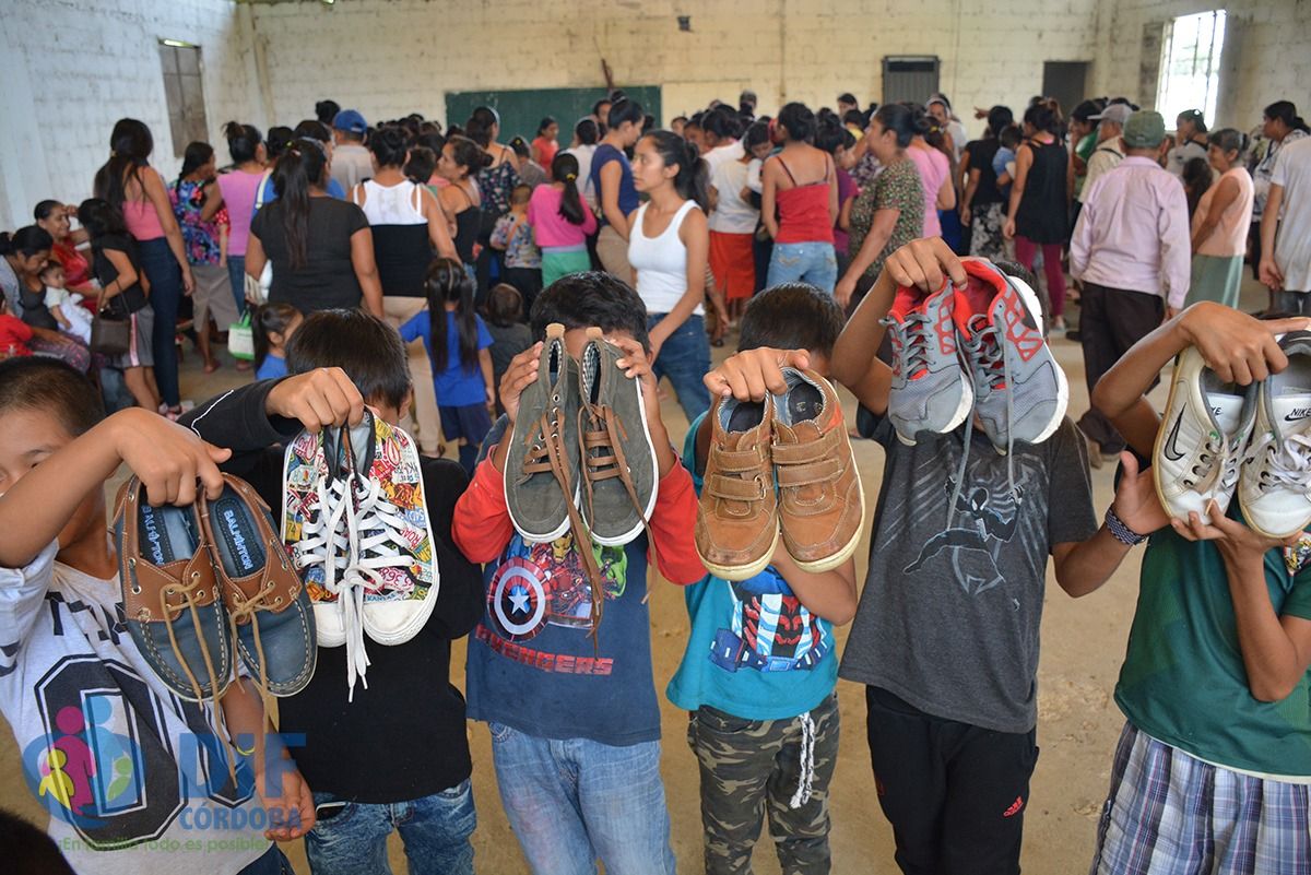 

Entrega Voluntariado DIF zapatos y ropa en zona rural 