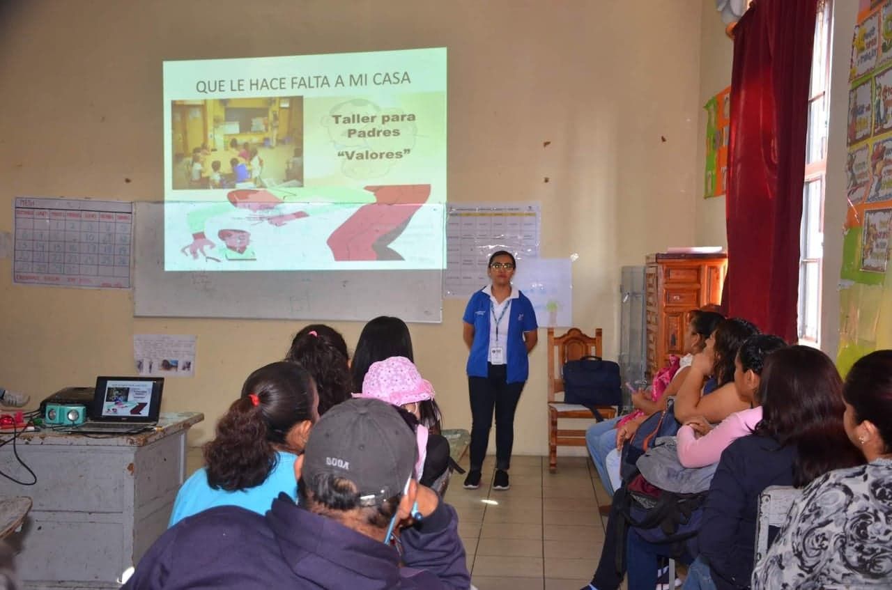 Gobierno de Taxco imparte el taller para padres ¿Qué le hace falta a mi casa? en la escuela primaria Niño Artillero n°2.