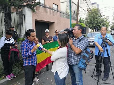 Morenistas hidalguenses se manifestaron en embajada de Bolivia en apoyo de Evo Morales